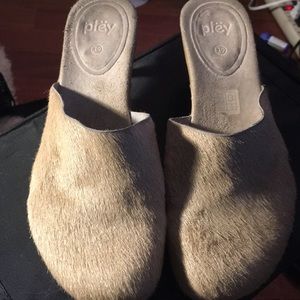 VINTAGE PONY OR COW SKIN PLËY KITTEN HEELED MULES